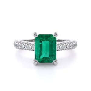 DA00743 Emeraldwith side stones_RR01_lay_front_white_Emerald_Denoised_beauty